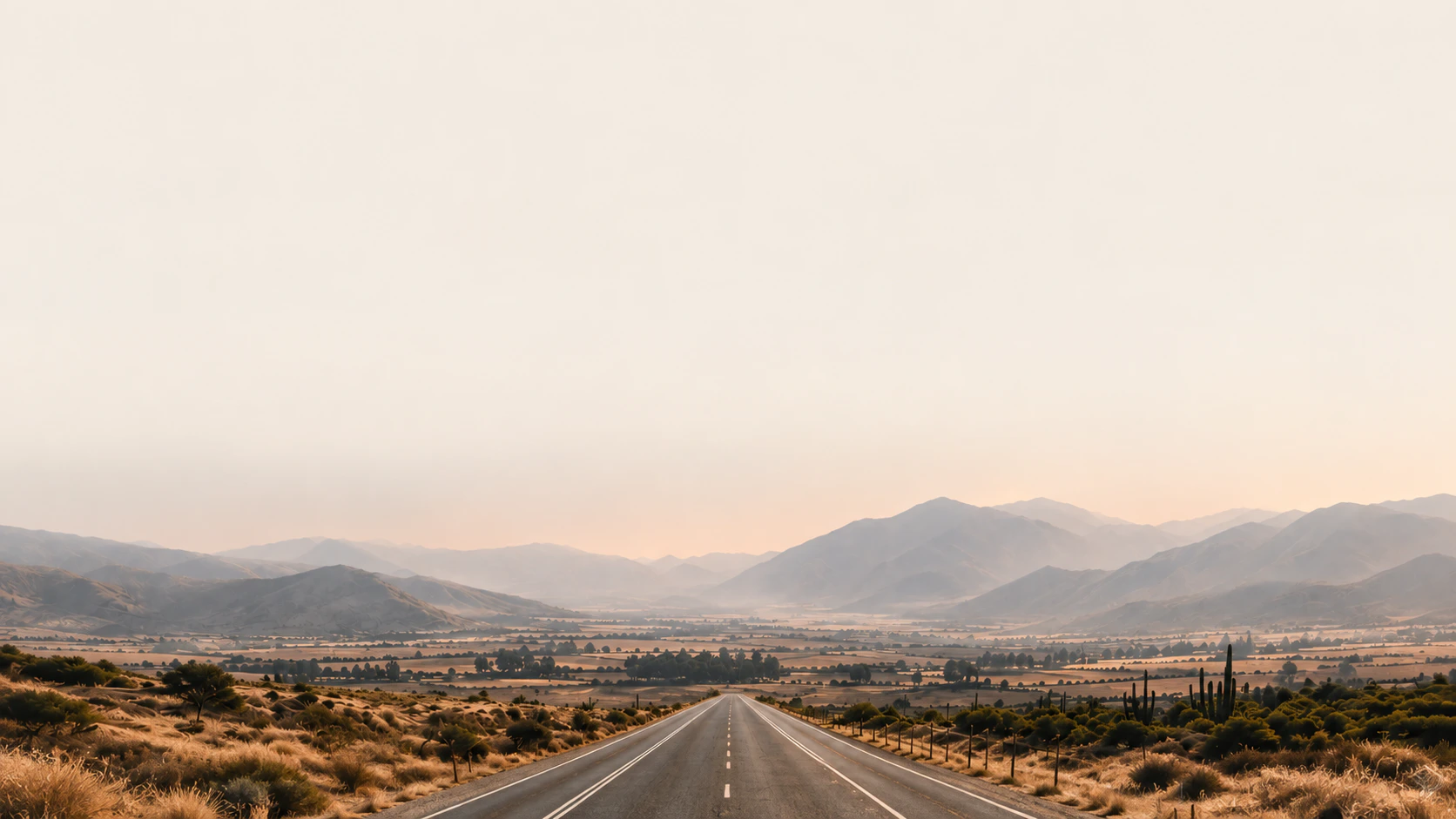 Carretera que atraviesa el Valle del Limarí hacia montañas en la distancia