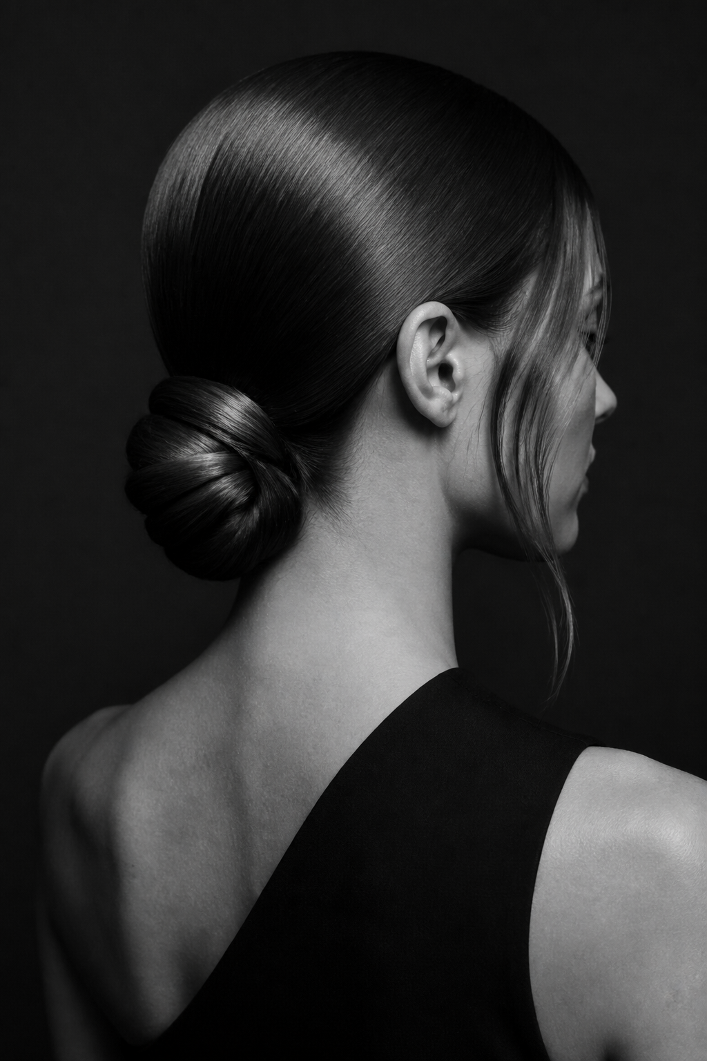 Cabello largo recogido en un moño bajo escultórico